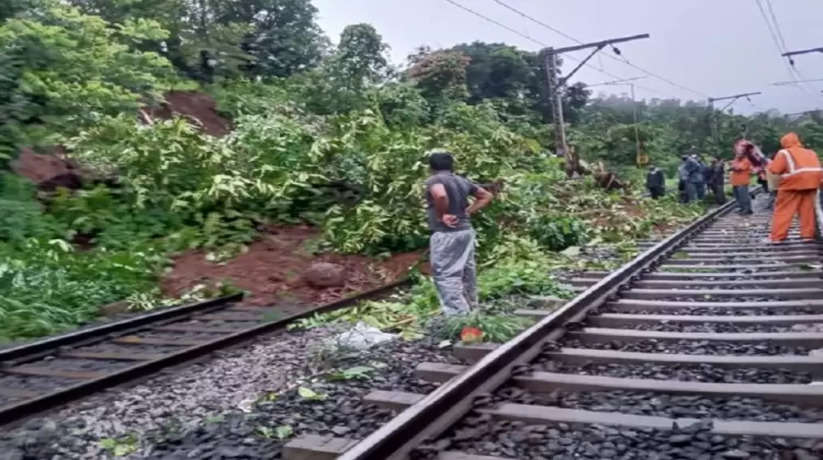 महाराष्ट्र के कसारा घाट में भारी बारिश से रेलवे ट्रैक बाधित, कई ट्रेने प्रभावित