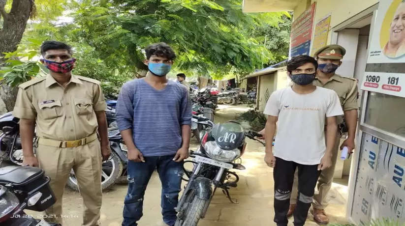 चोरी की मोटरसाइकिल के साथ दो शातिर चोर गिरफ्तार