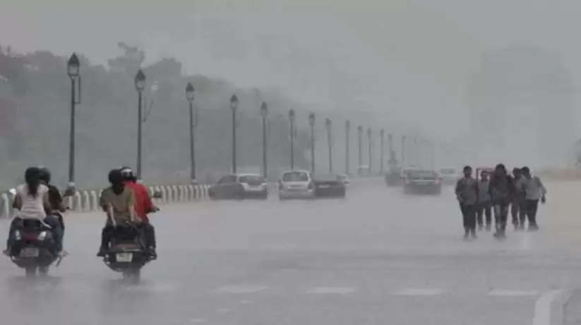 दिल्ली-एनसीआर में झमाझम बारिश, उमस और गर्मी से मिली राहत