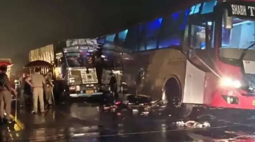 सड़क किनारे खड़ी डबल डेकर बस में ट्रक ने मारी जोरदार टक्कर, 18 यात्रियों की दर्दनाक मौत