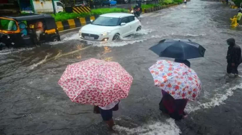 बारिश से बेहाल मुंबई, जलभराव से कई इलाकों में बिगड़े हालात