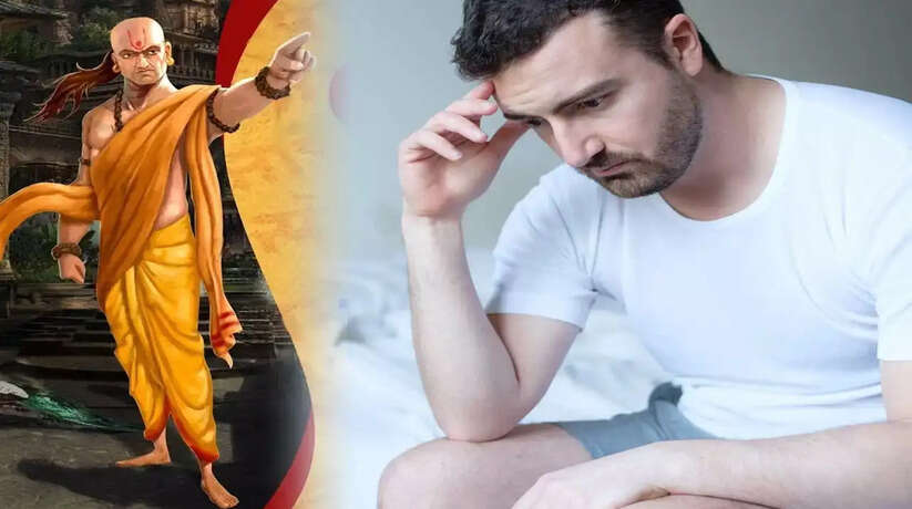 Chanakya Niti: ऐसे लोगों से रहें सावधान, वरना बाद में पड़ेगा पछताना