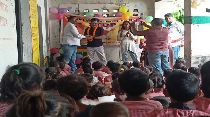 सनातन धर्म और आर्य महिला इंटर कॉलेज के 800 बच्चों ने दी संविधान आधारित सामान्य ज्ञान परीक्षा