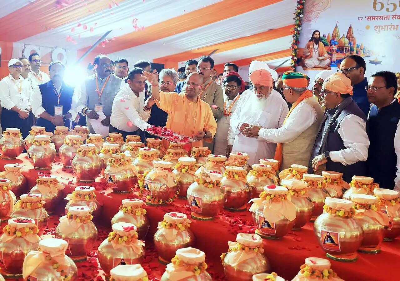 भाजपा के राष्ट्रीय महामंत्री तरुण चुग ने कहा कि संत गुरु रविदास की जन्मस्थली की पावन मिट्टी का विधिवत पूजन कर उसे 131 कलशों में संग्रहित किया गया है।