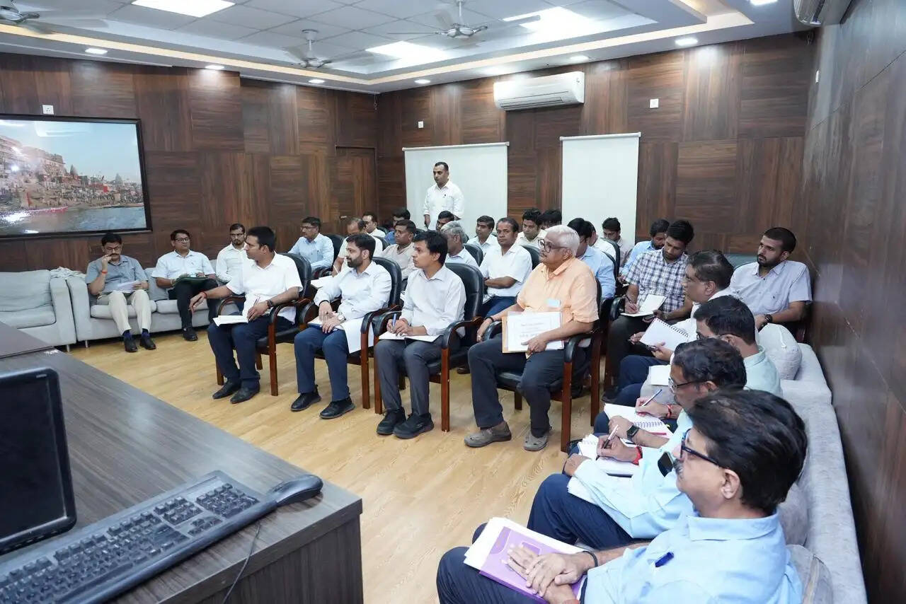 A K Sharma, Varanasi Review Meeting, Urban Development Department, Energy Department, Monsoon Preparedness, Drainage System, Cleanliness Drive, Power Supply, 1912 Helpline, Municipal Bodies, Purvanchal Vidyut Distribution Corporation, Himanshu Nagpal, Shambhu Kumar, Public Services, Varanasi News, Urban Development Projects