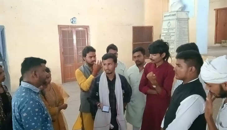 वाराणसी।&nbsp;युवा वाहिनी भारत&nbsp;के&nbsp;राष्ट्रीय&nbsp;अध्यछ&nbsp;आदित्य राज व छात्रो के साथ न्याय दिलाने के लिए&nbsp;प्रधानाचार्य हरिश्चन्द्र स्नातकोत्तर महाविद्यालय, वाराणसी विश्य रिजल्ट में आए समस्याओं को लेकर ज्ञापन दिया गया।&nbsp;BSC 5th semester a 6th semester में बैंक कि समाया हा कुछ छाती की अनुपिस्त कर दिया गया है।  एवम कुछ घणत्तों के एक नंबर से बैंक लगा दिया गया है। सत्र 2027-23 वालो का l somester की बैंक परिक्षा विवेश परिक्षा करा के सत्र बचाया जा रहा है।  हमारी मांग यह है कि इसी प्रकार 5th Semester of the semester को जल्द से जल्द परिक्षा करवाई जाए जिससे हमारा अगला सत्त्र ज्यादा बाधित ना हो।ectatiale, प्राथी बी.एस. सी भाग ३८ड छात्र/छाता हरिश्चन्द्र स्नातकोत्तर महाविद्यालय, वाराणसी।  जिसमे&nbsp;युवा वाहिनी भारत के राष्ट्रीय अध्यक्ष राज प्रदेश अध्यक्ष वैभव मौर्य चंदौली के जिला अध्यक्ष आशीष कुमार जायसवाल आशुतोष सिंह लखनऊ के जिला अध्यक्ष आकाश त्रिपाठी और एवं छात्र रेवती, कोविन्द, खुशबू, जिया, लक्ष्मी, हर्षित, आदि लोग उपस्थित रहे।