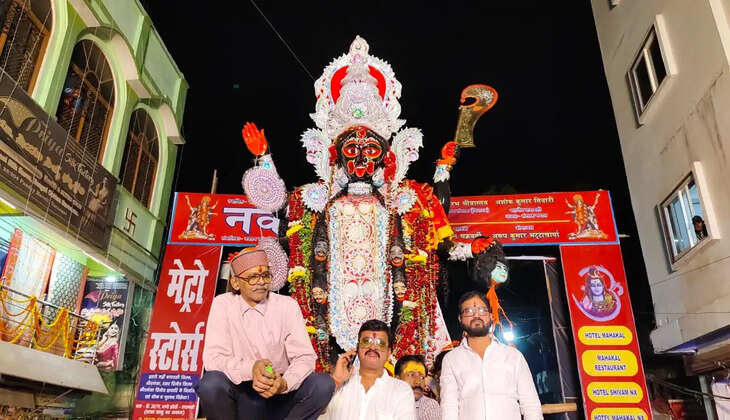 Varanasi News: वाराणसी में चर्चित नवसंघ मां काली की प्रतिमा का विसर्जन, उमड़ा जनसैलाब, भीड़ संभालने में हलकान रही पुलिस एवं नागरिक सुरक्षा के कार्यकर्ता