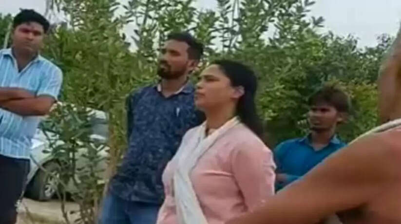 वाराणसी में एसडीएम का बेतुका फरमान, निजी जमीन में रास्ता दो, तब होगा घर का निर्माण