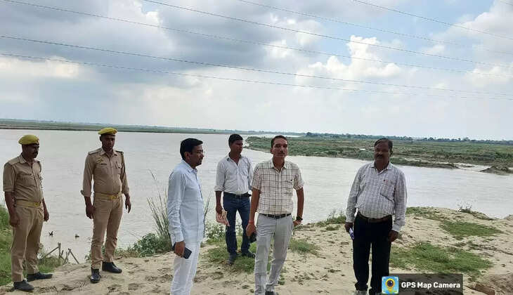 बढ़ते जलस्तर को लेकर एसडीएम व तहसीलदार ने बंधे का किया निरीक्षण, दिया आवश्यक दिशा निर्देश