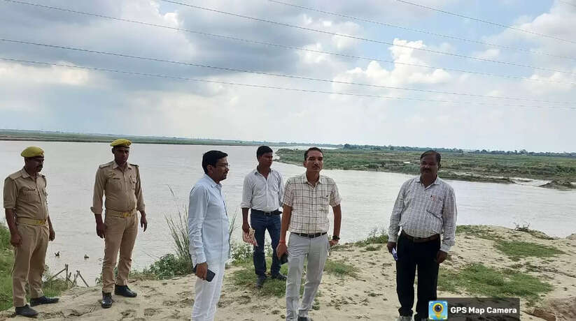 बढ़ते जलस्तर को लेकर एसडीएम व तहसीलदार ने बंधे का किया निरीक्षण, दिया आवश्यक दिशा निर्देश