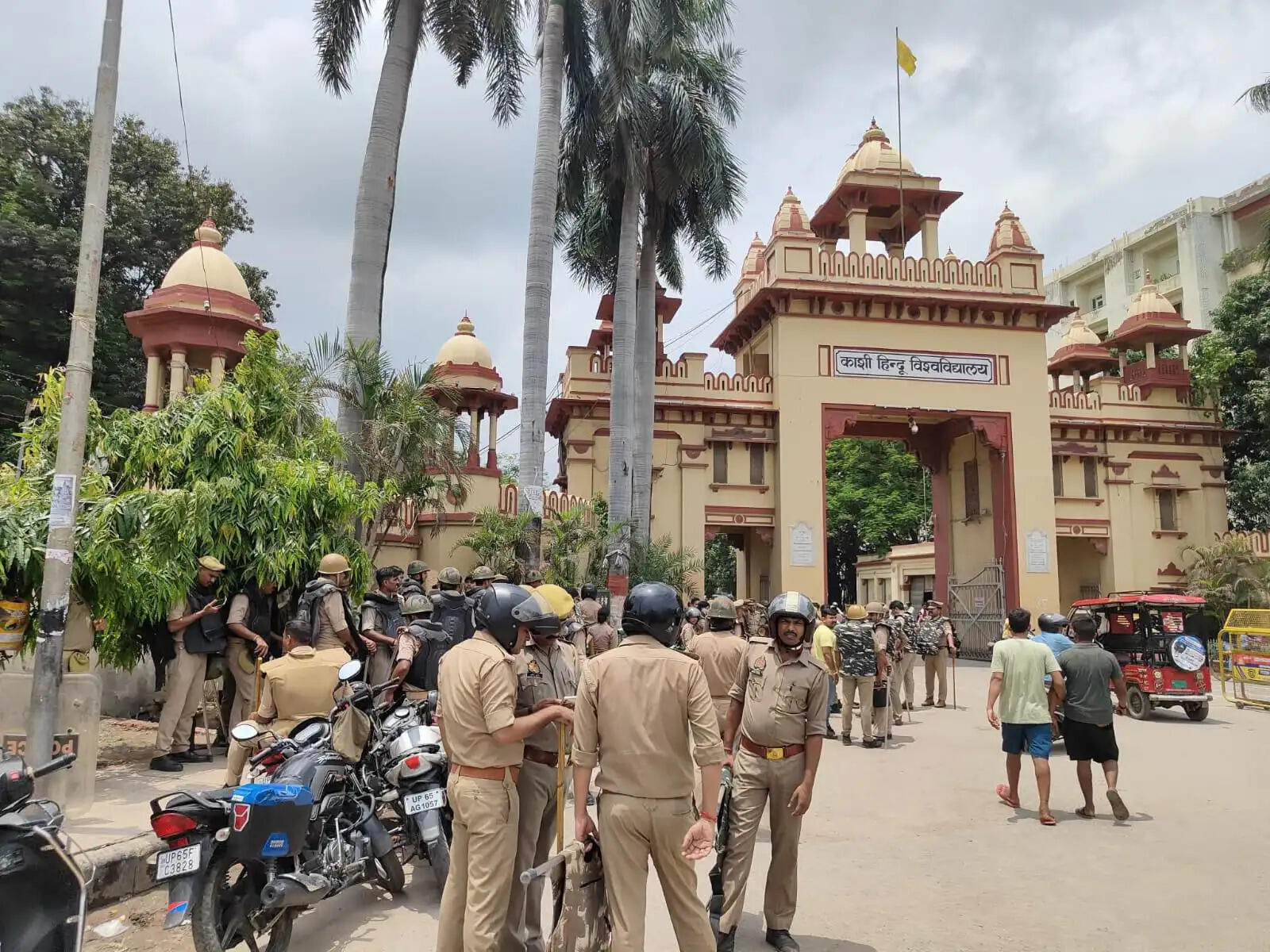 प्रशासन ने एहतियात के तौर पर वाराणसी स्थित प्रधानमंत्री जनसंपर्क कार्यालय (PMO Office) के बाहर भी सुरक्षा व्यवस्था बढ़ा दी है। पुलिस लगातार संवेदनशील स्थानों पर नजर बनाए हुए है ताकि किसी भी प्रकार की अव्यवस्था या अप्रिय घटना को रोका जा सके।