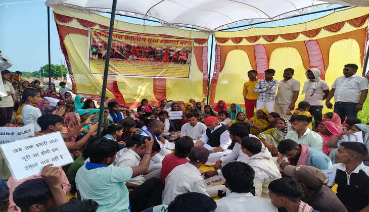 धानापुर में सड़क-नाली के लिए ग्रामीणों की भूख हड़ताल, मांग पूरी होने तक आंदोलन की चेतावनी