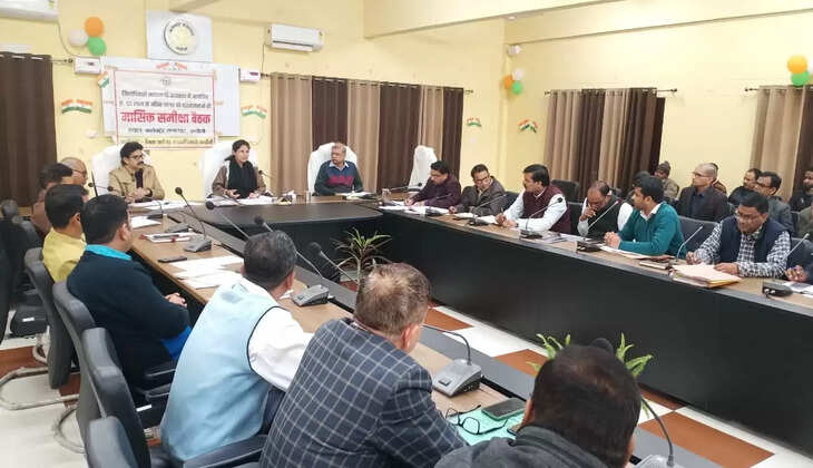 Chandauli News: विकास की राह पर चल पड़ा चन्दौली, डीएम ने की समीक्षा बैठक