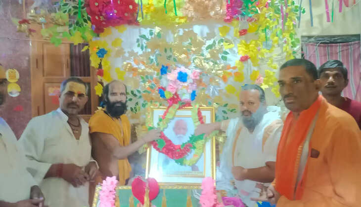 अयोध्या में महंत की चौथी पुण्यतिथि पर संतों ने किया नमन