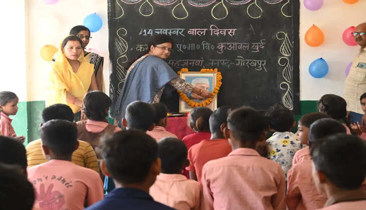 बाल दिवस के अवसर पर केयान द्वारा अंगीकृत विद्यालय कुवावल खुर्द में बच्चों में बटी मिठाई