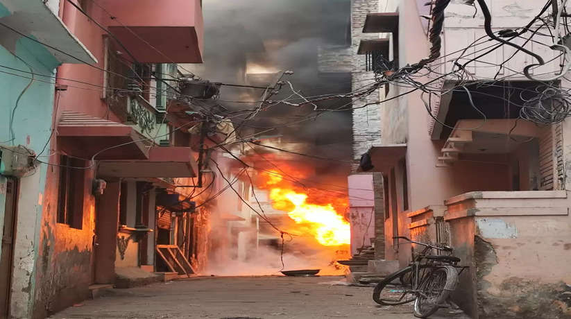 Varanasi News: चौक थाना अंतर्गत बुधवार को तेजाब कारोबारी के घर में शार्ट सर्किट से आग लग गई