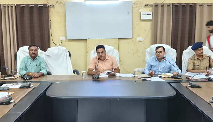 Chandauli News: चन्दौली में लोक सभा चुनाव&nbsp;2024 के दृष्टिगत कलेक्ट्रेट सभागार में अधिकारियों&nbsp;ने की बैठक