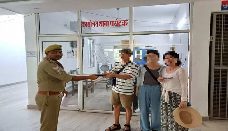 Varanasi News: Foreign guest's abandoned mobile phone found