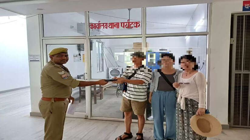 Varanasi News: Foreign guest's abandoned mobile phone found