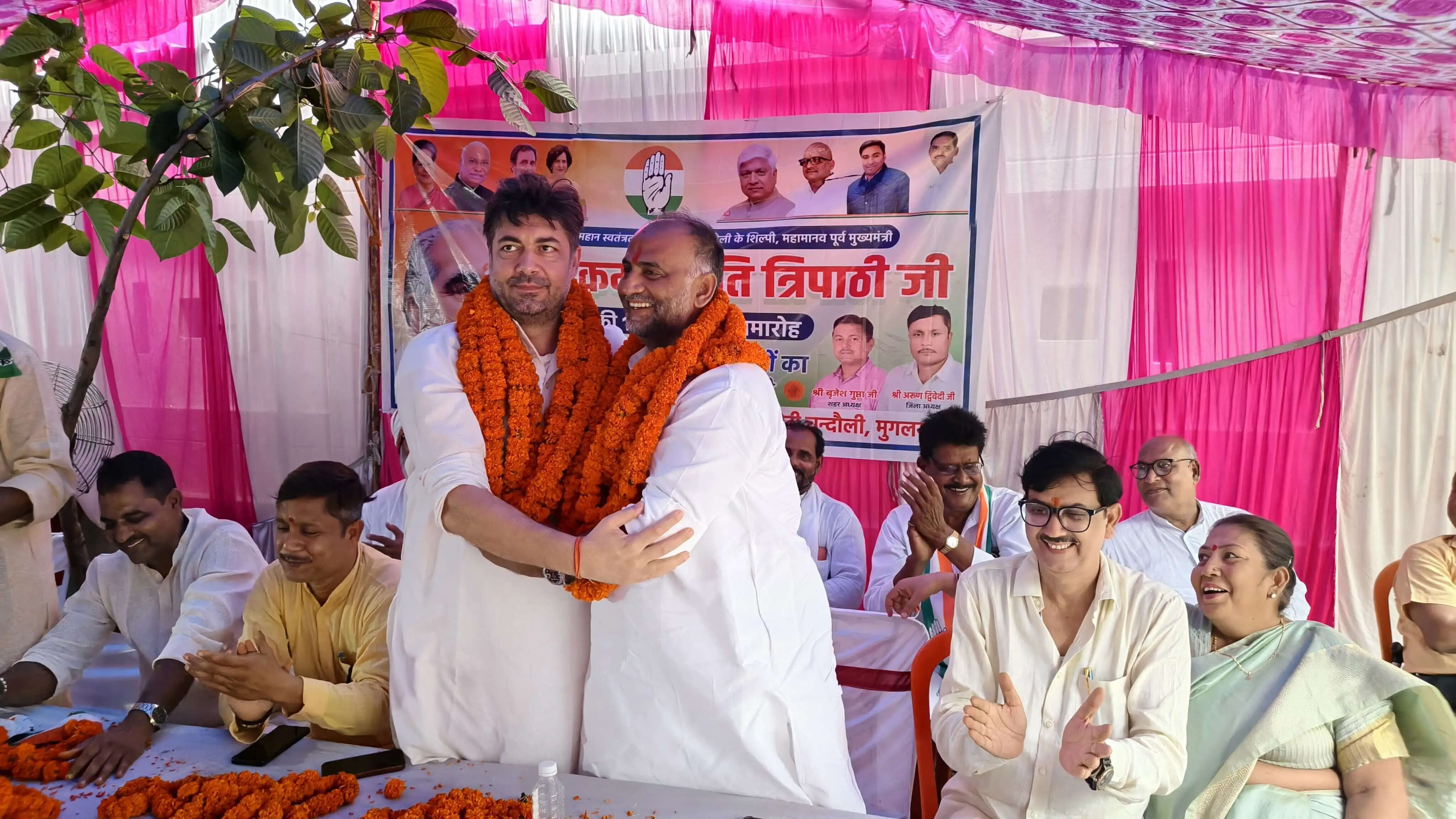 मनोज सिंह डब्लू ने कहा कि पंडित कमलापति त्रिपाठी ने चंदौली की तस्वीर बदलने के लिए दूरदर्शी फैसले लिए। उन्होंने किसानों की समस्याओं को समझते हुए क्षेत्र में नहरों का विस्तार कराया, जिससे कृषि व्यवस्था को मजबूती मिली और चंदौली को ‘धान के कटोरे’ के रूप में पहचान मिली। उन्होंने कहा कि जिले का किसान आज भी उनके योगदान को याद करता है।