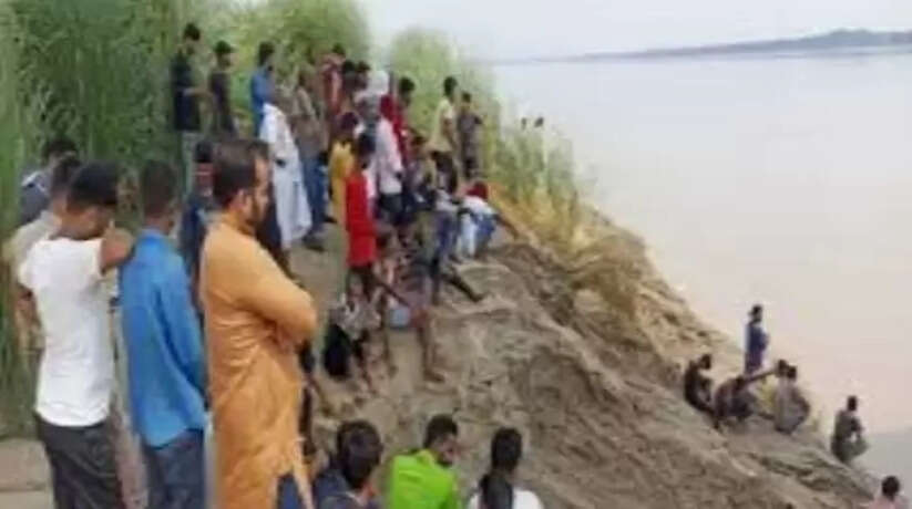 युवक ने गंगा में लगाई छलांग, डूबा