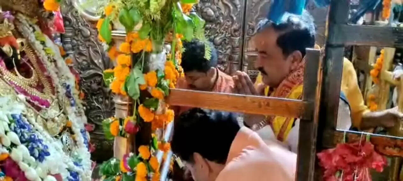 डिप्टी सीएम केशव प्रसाद मौर्य ने मां विंध्यवासिनी का किया दर्शन पूजन