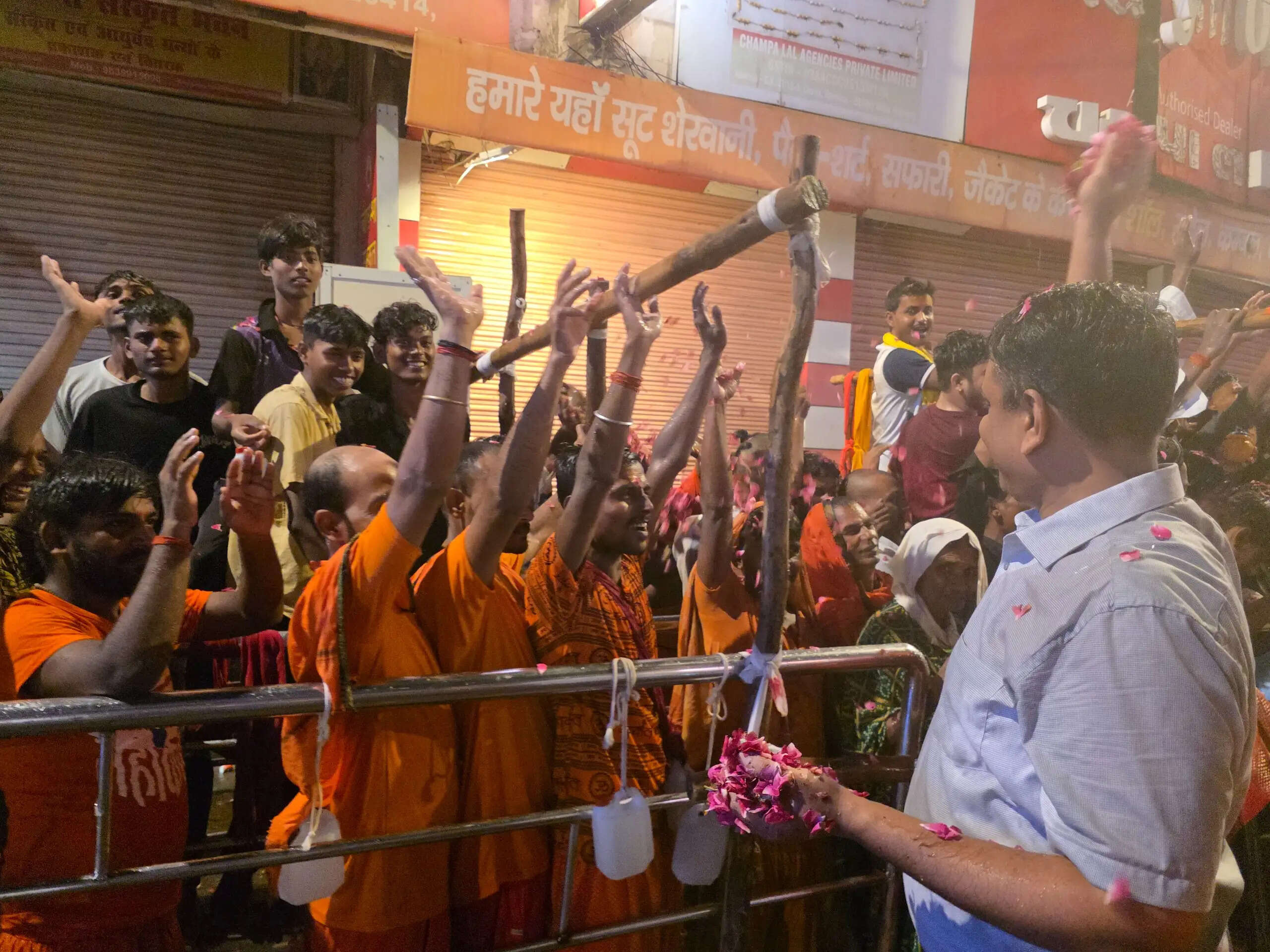श्रद्धालु पूरी रात बैरिकेडिंग में कतारबद्ध होकर अपनी बारी का इंतजार करते रहे।