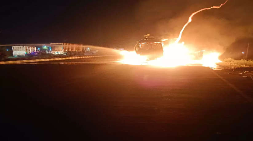 Varanasi News: देशी शराब लदी ट्रक में लगी आग धू धू कर जल गया लाखों का शराब