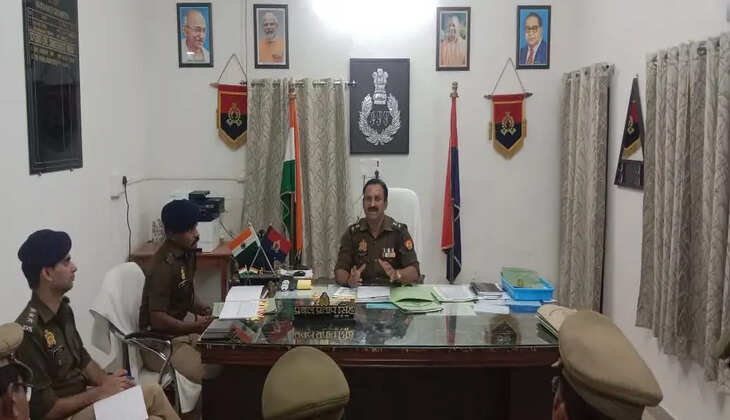 Varanasi News: पुलिस उपायुक्त गोमती ज़ोन प्रबल प्रताप सिंह की अध्यक्षता में पुलिस कार्यालय बाबतपुर में अपराध समीक्षा बैठक व सैनिक सम्मेलन का आयोजन