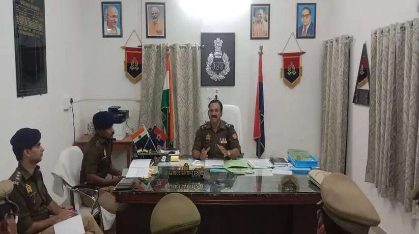 Varanasi News: पुलिस उपायुक्त गोमती ज़ोन प्रबल प्रताप सिंह की अध्यक्षता में पुलिस कार्यालय बाबतपुर में अपराध समीक्षा बैठक व सैनिक सम्मेलन का आयोजन