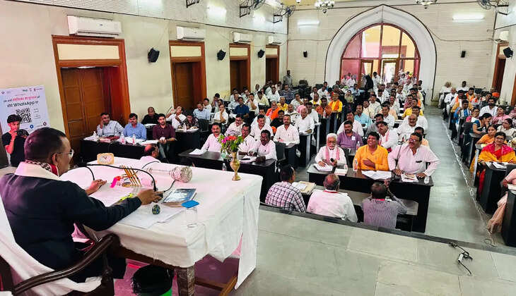 वाराणसी। धर्मनगरी काशी में स्वच्छता और शहरी व्यवस्थाओं को बेहतर बनाने की दिशा में नगर निगम ने बड़ा फैसला लिया है। अब शहर के भीतर संचालित मीट, चिकन और मछली की दुकानों को चरणबद्ध तरीके से शहरी सीमा से बाहर स्थानांतरित किया जाएगा। इसके लिए नगर निगम ने पांच स्थानों का चयन कर लिया है, जहां व्यापारियों के लिए विशेष मार्केट विकसित की जाएगी।