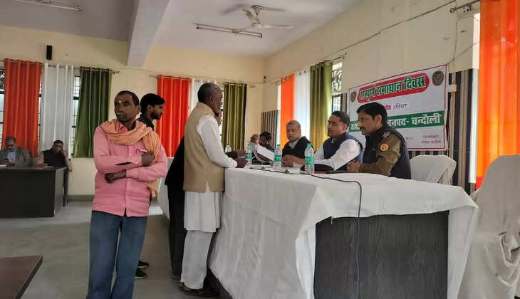 Chandauli News: डीएम और अपर जिलाधिकारी की मौजूदगी में शिकायत का हो रहा निस्तारण