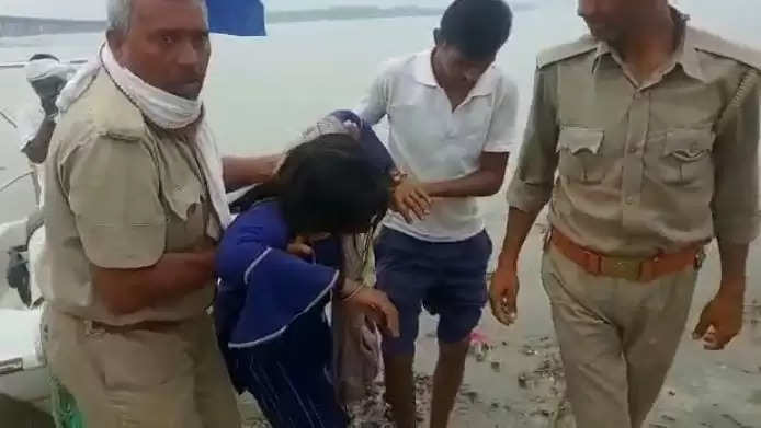गंगा नदी में पुल के उपर से युवती ने लगाई छलांग