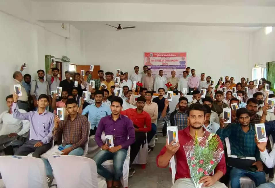 मिर्ज़ापुर में पूर्व मंत्री रमाशंकर सिंह पटेल ने विद्यार्थियों को बांटा स्मार्टफोन व टैबलेट