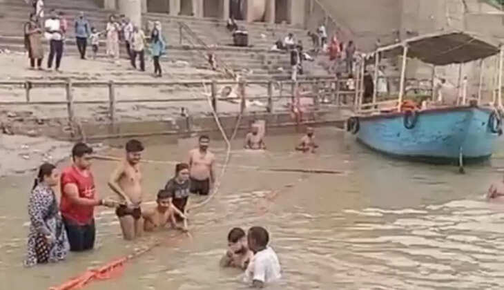 वाराणसी में गंगा स्नान के दौरान डूब रहे युवक को जल पुलिस ने बचाया