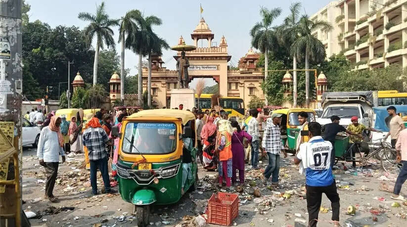 Varanasi News: वाराणसी में सफाई कर्मियों का हंगामा, सड़क पर कूड़ा फेंक जताया विरोध, वेतन बढ़ाने की उठी मांग