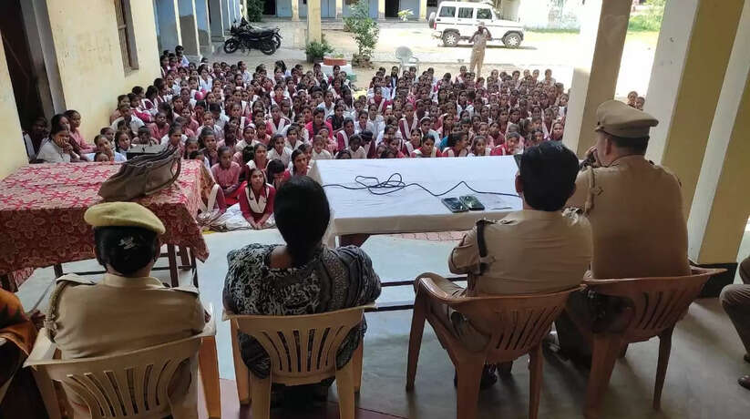 सैयदराजा चंदौली| जनपद चंदौली पुलिस द्वारा मुख्यमंत्री उत्तर प्रदेश सरकार द्वारा चलाए जा रहे अभियान मिशन शक्ति दीदी के तहत उच्च आदर्श बालिका इंटर कॉलेज नौबतपुर में क्षेत्राधिकारी सदर के नेतृत्व में प्रभारी निरीक्षक सैयदराजा तथा थाना की एन्टी रोमियो टीम द्वारा सरकार द्वारा चलाए जा रहे