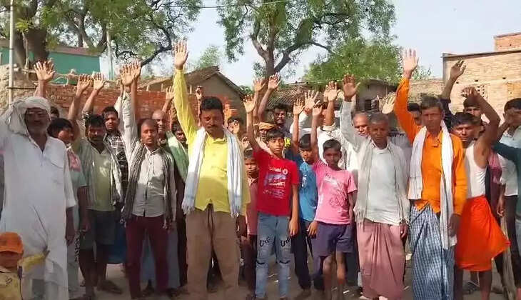 Chanduli News: सार्वजनिक जमीन पर हो रहे निर्माण कर को लेकर सैकड़ो की संख्या में ग्रामीणों हुए उग्र