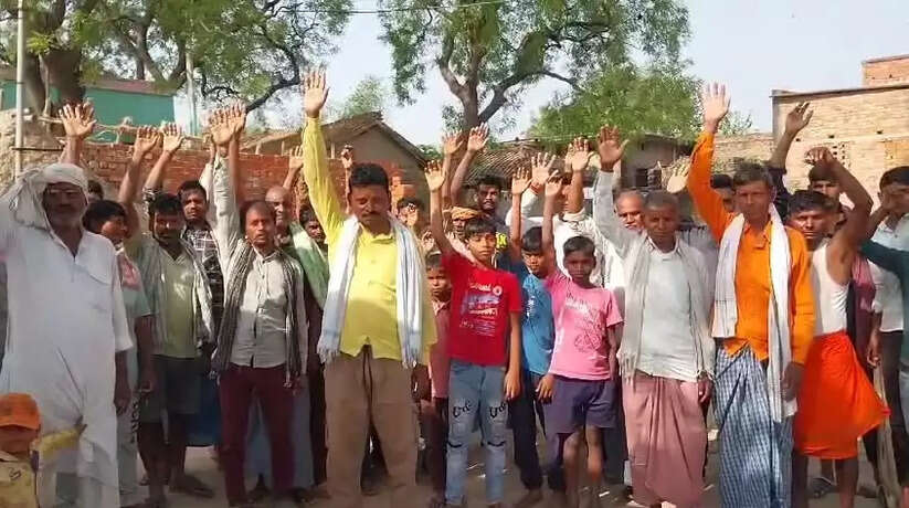 Chanduli News: सार्वजनिक जमीन पर हो रहे निर्माण कर को लेकर सैकड़ो की संख्या में ग्रामीणों हुए उग्र