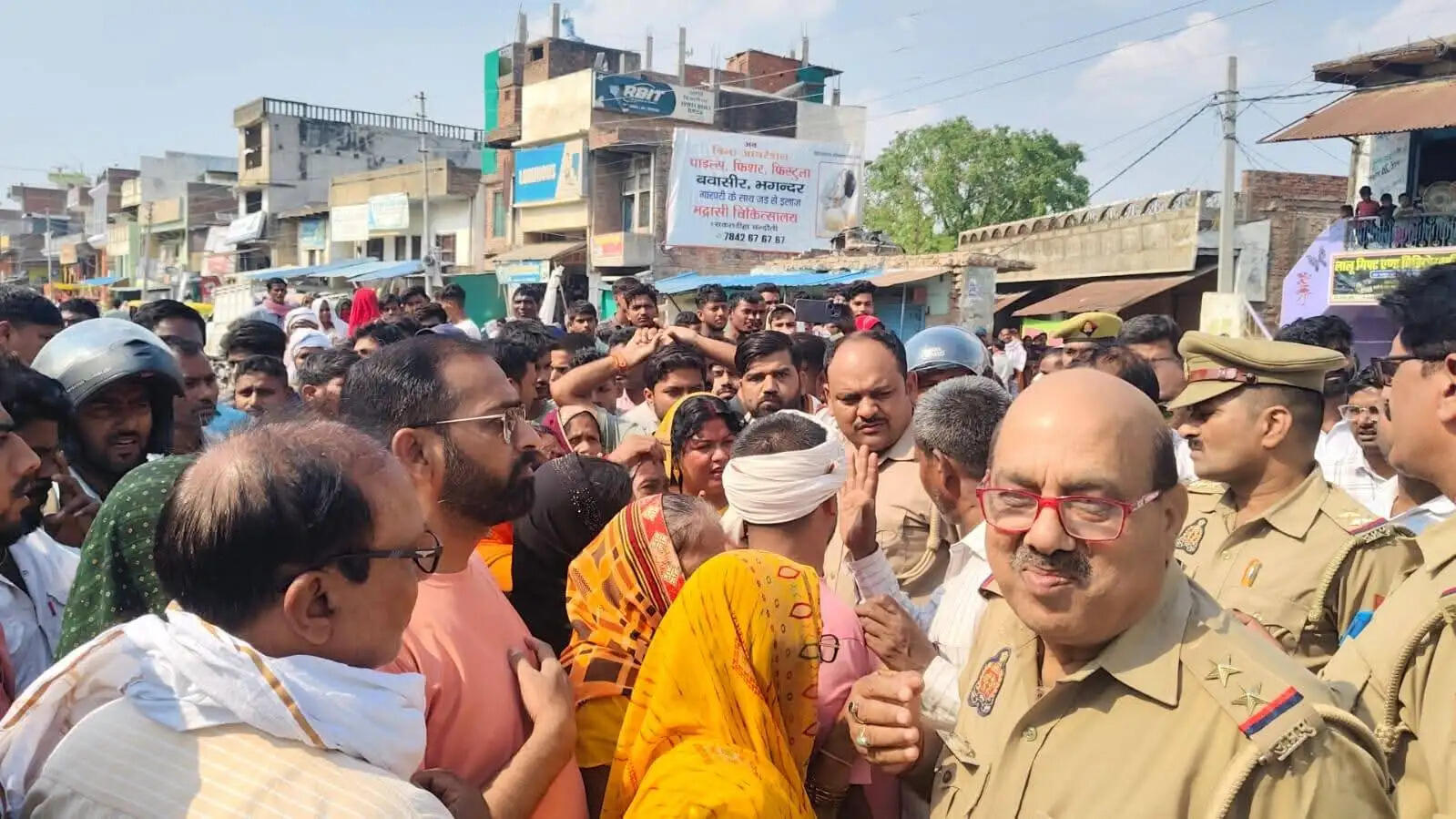 Chandauli News:&nbsp;चंदौली रोड निर्माण में लगी डंफर ने महिला को कुचला, बाजार में मची अफरा-तफरी