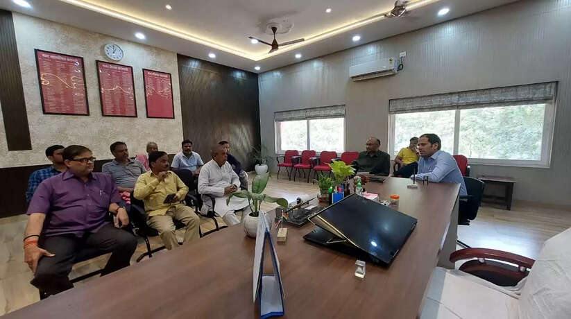 Varanasi News: मणिकर्णिका घाट पर अब सीढ़ियों पर नही रहेगी लकड़ियाॅ