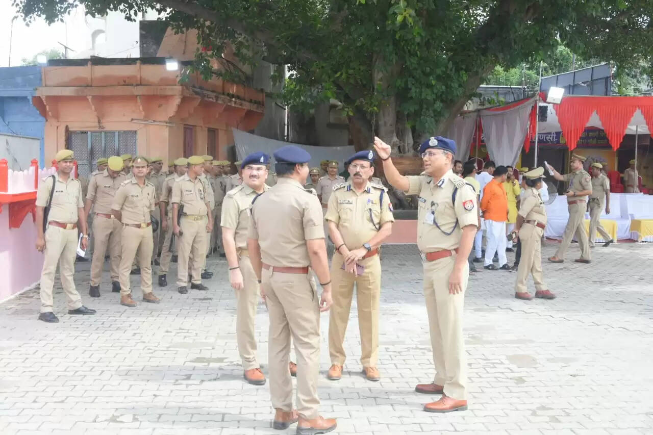 वाराणसी: पुलिस कमिश्नर ए सतीश गणेश ने नाटी इमली भरत मिलाप की देखी तैयारी