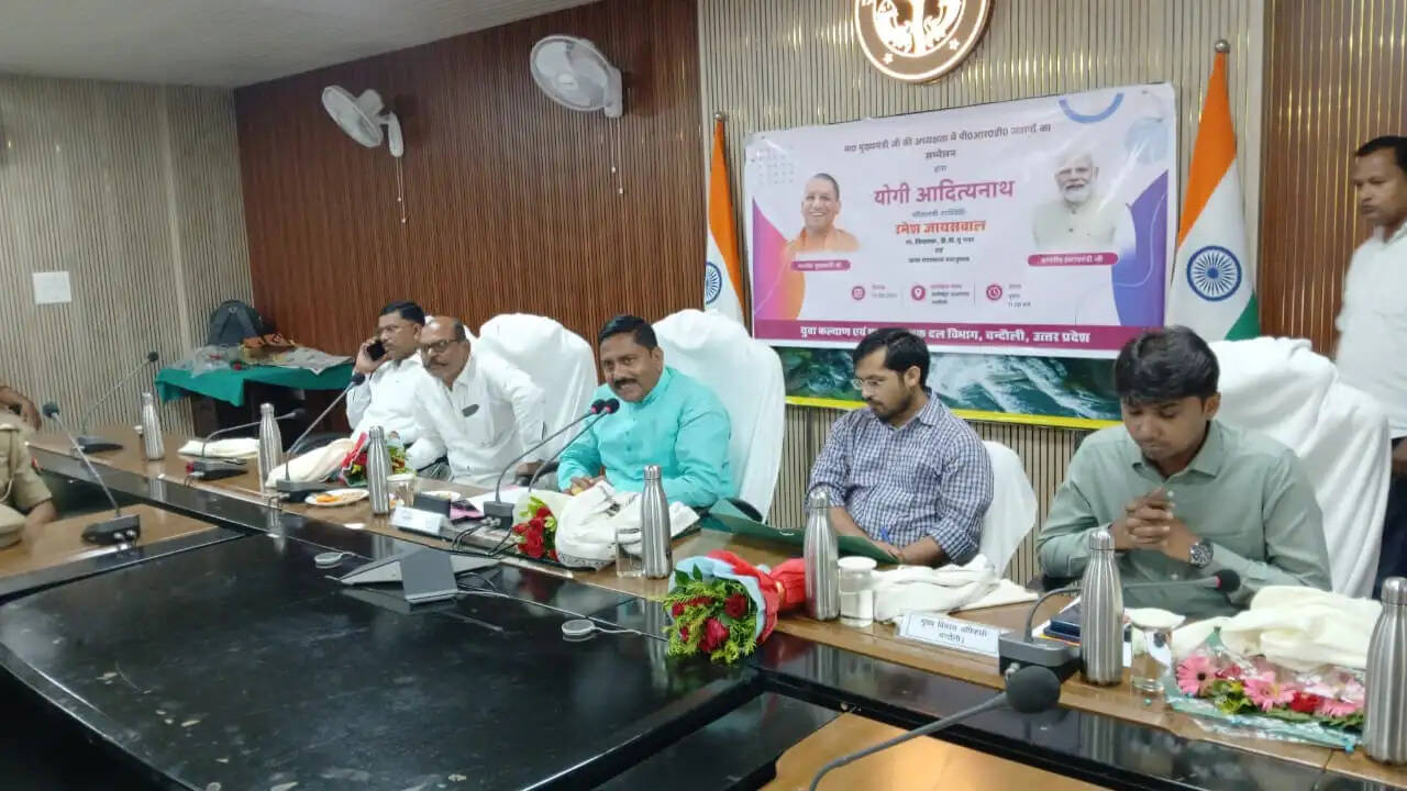 कार्यक्रम में लखनऊ के सरोजनीनगर क्षेत्र के ग्राम परवर पश्चिम में 22.95 करोड़ रुपये की लागत से बनने वाले मल्टीस्टोरी बैरक के निर्माण की भी जानकारी दी गई। सरकार की ओर से पीआरडी जवानों के लिए बुनियादी सुविधाओं को बेहतर बनाने की दिशा में इसे महत्वपूर्ण कदम बताया गया।