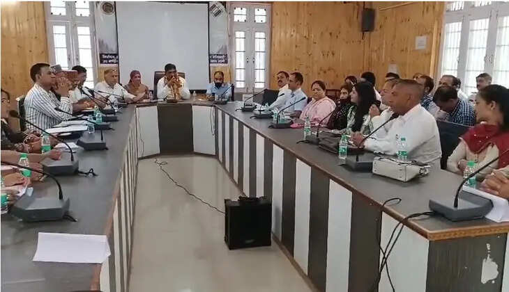 हिमाचल प्रदेश के आनी में पंचायत समिति की पहली त्रैमासिक बैठक अधिकारियों की अनुपस्थिति के कारण स्थगित कर दी गई। अध्यक्ष सतपाल ठाकुर ने इसे जनहित के प्रति लापरवाही बताते हुए कड़ी नाराजगी जताई और कार्रवाई की चेतावनी दी।