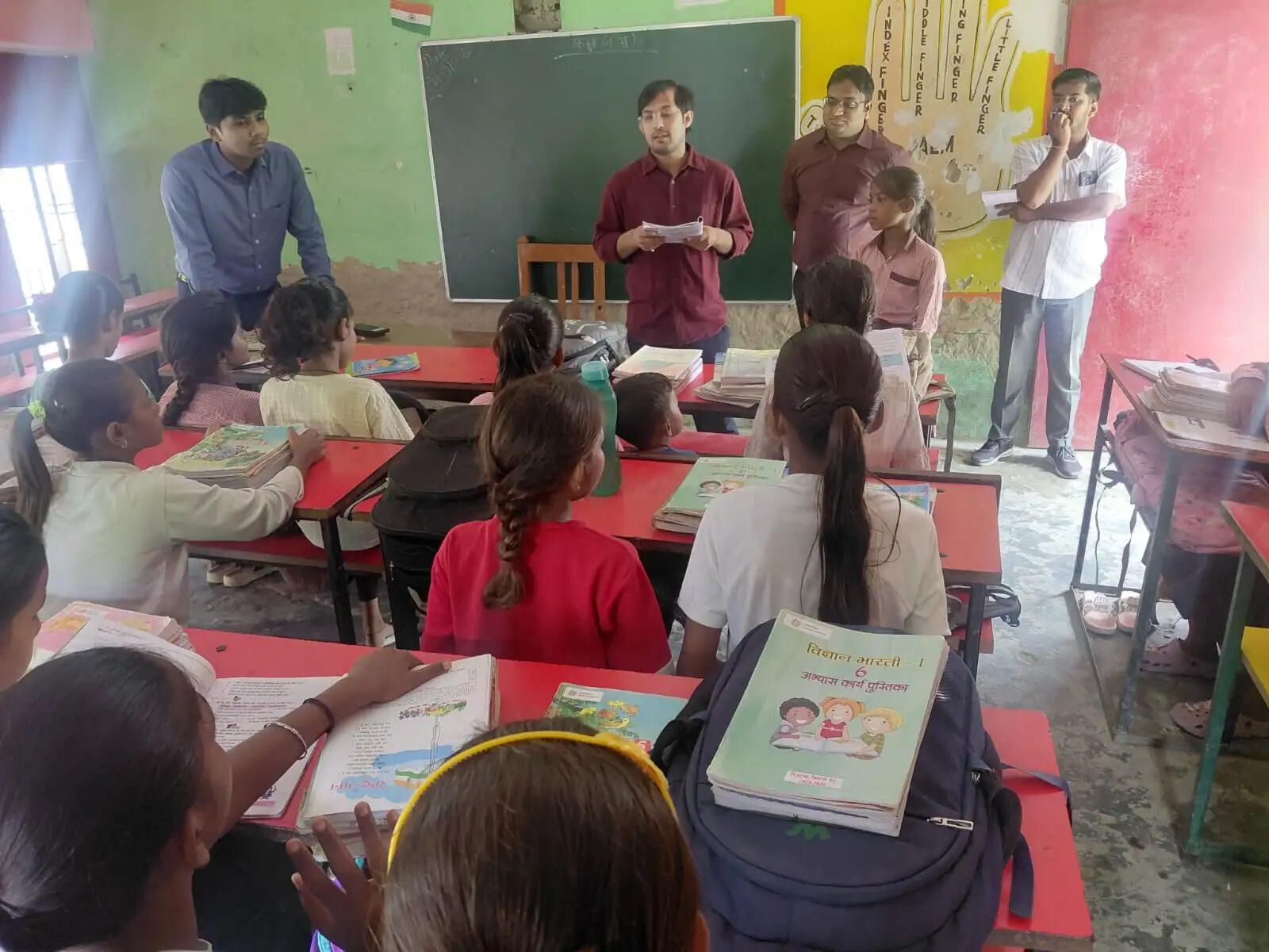 विद्यालय में संचालित मध्याह्न भोजन की गुणवत्ता जांचने के लिए जिलाधिकारी ने स्वयं भोजन चखा। उन्होंने भोजन के स्वाद, गुणवत्ता और स्वच्छता का जायजा लिया। भोजन मानक के अनुरूप पाए जाने पर उन्होंने संतोष जताया। निरीक्षण के दौरान विद्यालय की अन्य व्यवस्थाओं को देखते हुए संबंधित अधिकारियों को आवश्यक दिशा-निर्देश दिए गए।