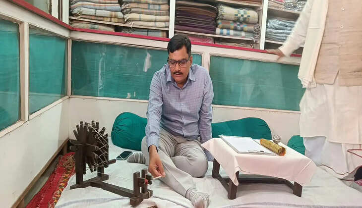 गोलघर गांधी आश्रम पहुंचे मंडलायुक्त, चरखा चलाकर काता सूत