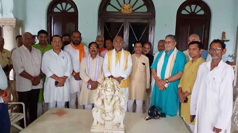 राज्यमंत्री वीरेंद्र तिवारी ने राजभवन शिवगढ पहुंच कर कार्यकर्ताओं से की चर्चा