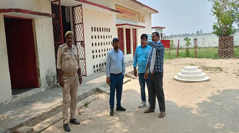 सहजनवां में नायब तहसीलदार ने किया परिषदीय विद्यालयों का निरीक्षण