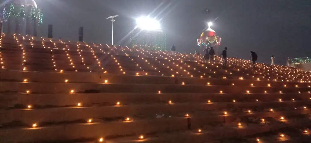 कैथी में गंगा-गोमती तट पर सजे हजारों दीपों से जगमगा उठा घाट