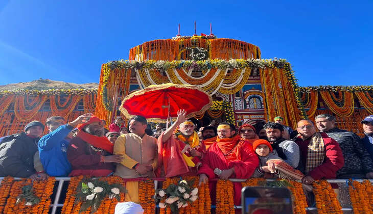 करोडो हिदुओं की आस्था के केंद्र मध्य हिमालय स्थित बदरीनाथ मंदिर के कपाट शनिवार को वैदिक मंत्रोचार एवं परंपरानुसार शीतकाल के लिए बंद कर दिए गए । यह यात्रा काल यात्रियों की संख्या की दृष्टि से ऐतिहासिक रहा । इस यात्रा काल में  18 लाख से अधिक तीर्थ यात्रियों ने भगवान बदरीविशाल के दर्शन किए । मंदिर के इतिहास में 247 वर्षों के बाद ज्योतिष्पीठ के जगद्गुरु शंकराचार्य स्वामिश्रीः  अविमुक्तेश्वरानंदः सरस्वती महाराज की गरिमामई उपस्थिति मंदिर के कपाट खुलने और बंद होने के अवसर पर रही ।   गौरतलब है कि इस यात्रा कल में बदरीनाथ मंदिर के कपाट वैशाख शुक्ल सप्तमी तदनुसार 27 अप्रैल 2023 को श्रद्धालुओं के दर्शनार्थ खोले गए तब से लेकर कपाट बंद होने तक बदरीनाथ धाम में 18 लाख से अधिक श्रद्धालुओ ने भगवान बदरीनाथ के दर्शन किया ।   बदरीनाथ मंदिर के इतिहास में एक और महत्वपूर्ण अध्याय दर्ज हो गया है । 247 वर्षों के बाद ज्योतिष पीठ के जगद्गुरु शंकराचार्य मंदिर के कपाट खुलने और बंद होने की अवसर पर उपस्थित रहे ।    यहां यह उल्लेखनीय है कि वर्ष 1776 में ज्योर्तिमठ में आचार्य ना होने से टिहरी के तात्कालिक नरेश ने केरल के  नंबूदरी ब्राह्मण को बदरीनाथ मंदिर का मुख्य पुजारी नियुक्त कर उसे रावल की उपाधि दी। इसके बाद से ही यहां मुख्य पुजारी के पद पर केरल के नम्बूदरी ब्राह्मण अपनी सेवाएं देते हैं इस बार की पूजा में मुख्यपुजारी के रूप में श्री ईश्वरप्रसाद नम्बूदरी  रावल रहे ।    वर्तमान शंकराचार्य स्वामी अविमुक्तेश्वरानंद सरस्वती ने आचार्य  पद पर अभिशिक्त होने के बाद इस यात्रा कल में बदरीनाथ मंदिर के कपाट खुलने एवं कपाट बंद होने के अवसर पर उपस्थित होकर वर्षों पुरानी परंपरा को एक बार फिर से पुनर्जीवित किया ।  चमोली प्रशासन और मंदिर समिति को शुभाशीर्वाद दिया  शंकराचार्य जी ने कुशल यात्रा प्रबंधन के लिए सभी संबंधित संस्थाओं का आभार व्यक्त किया । उन्होंने इसके लिए बदरी नाथ केदारनाथ मंदिर समिति प्रशासन, जिला प्रशासन, स्थानीय प्रशासन तथा मंदिर परंपरा से जुड़े सभी लोगो को भी धन्यवाद दिया ।   पूज्य शंकराचार्य जी महाराज के साथ उपस्थित रहे सहजानन्द ब्रह्मचारी, श्रवणानन्द ब्रह्मचारी,  मुकुन्दानन्द ब्रह्मचारी, शिवानन्द उनियाल,  आत्माराम महाराज , पीठ पुरोहित आनन्द सती,  आशुतोष डिमरी, पवन डिमरी , भास्कर डिमरी , विनोद नवानी , कमलेशकान्त कुकरेती आदि उपस्थित रहे।  उक्त जानकारी परमाराध्य परमधर्माधीश ज्योतिष्पीठाधीश्वर जगदगुरु शंकराचार्य जी महाराज के मीडिया प्रभारी संजय पाण्डेय ने दी है।